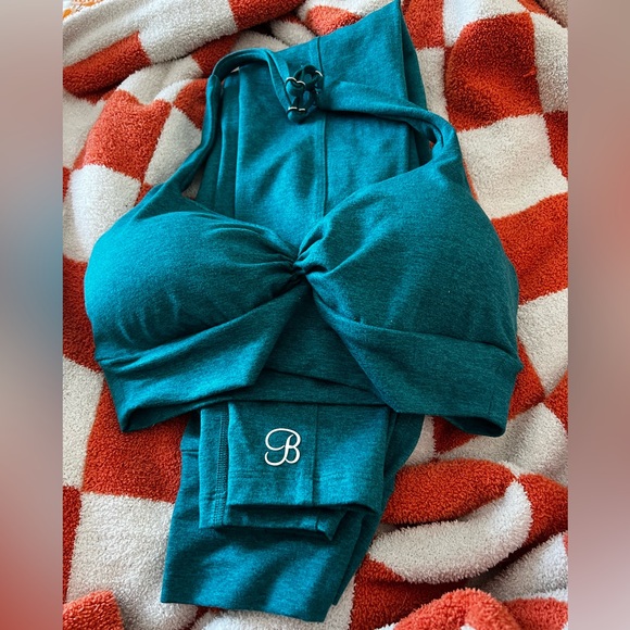 Bombshell Sportswear Set - Picture 3 of 7